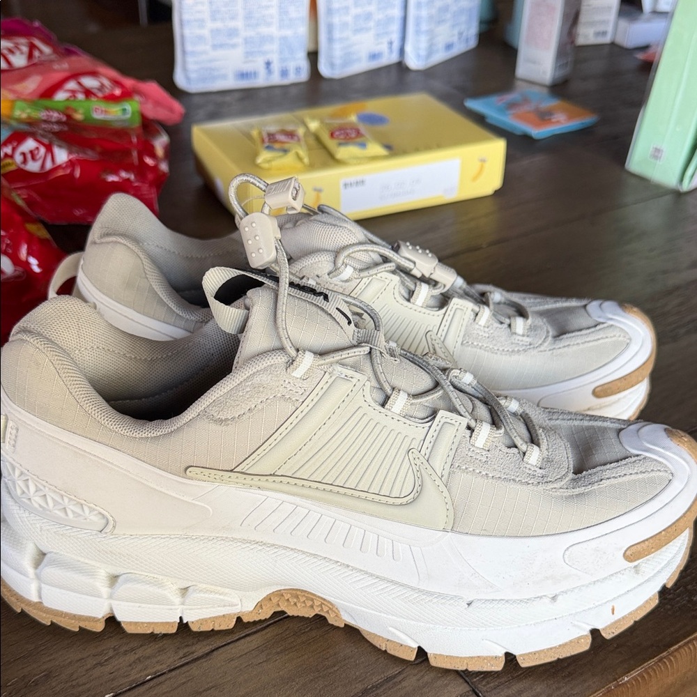 Nike Zoom Vomero Sneakers in Cream and Tan - Picture 7 of 13